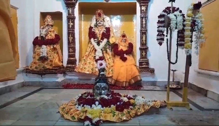 આજે ચંપાષષ્ઠી નિમિત્તે શહેરના આર.વી.દેસાઇ રોડ સ્થિત પૌરાણિક ખંડોબા મંદિર ખાતે લઘુરુદ્ર તેમજ ભગવ