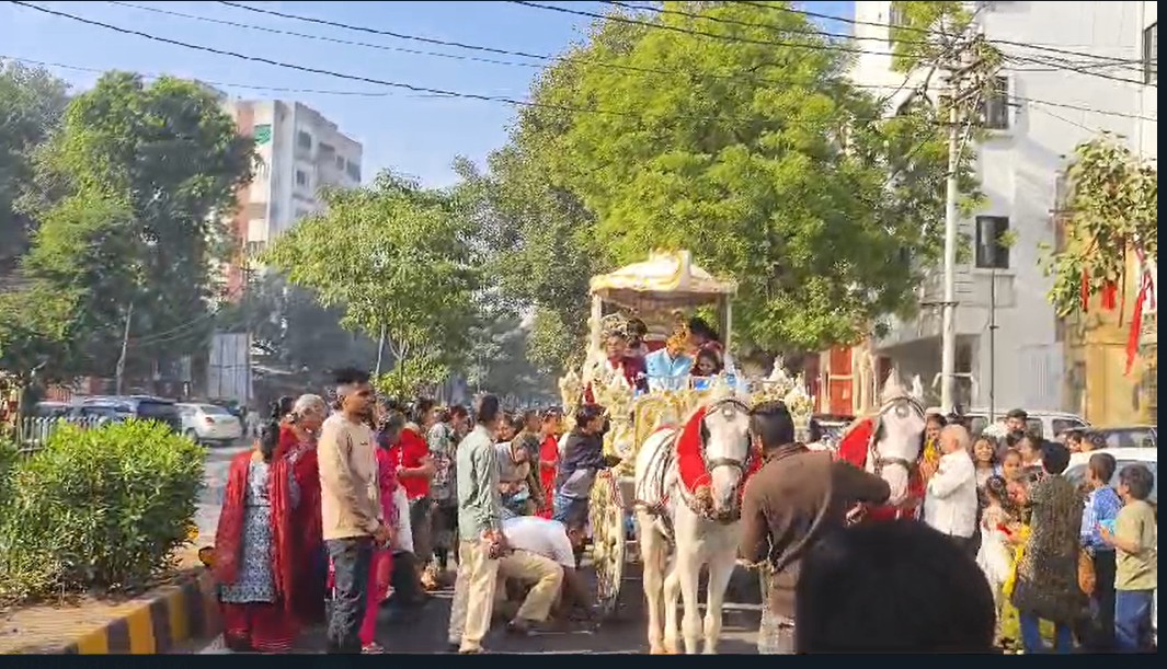 ડેરાપોળ જૈન સંઘ થી મુમુક્ષુ રાજનો વર્ષીદાનનો વરઘોડો રાજમાર્ગો ઉપર નીકળ્યો
