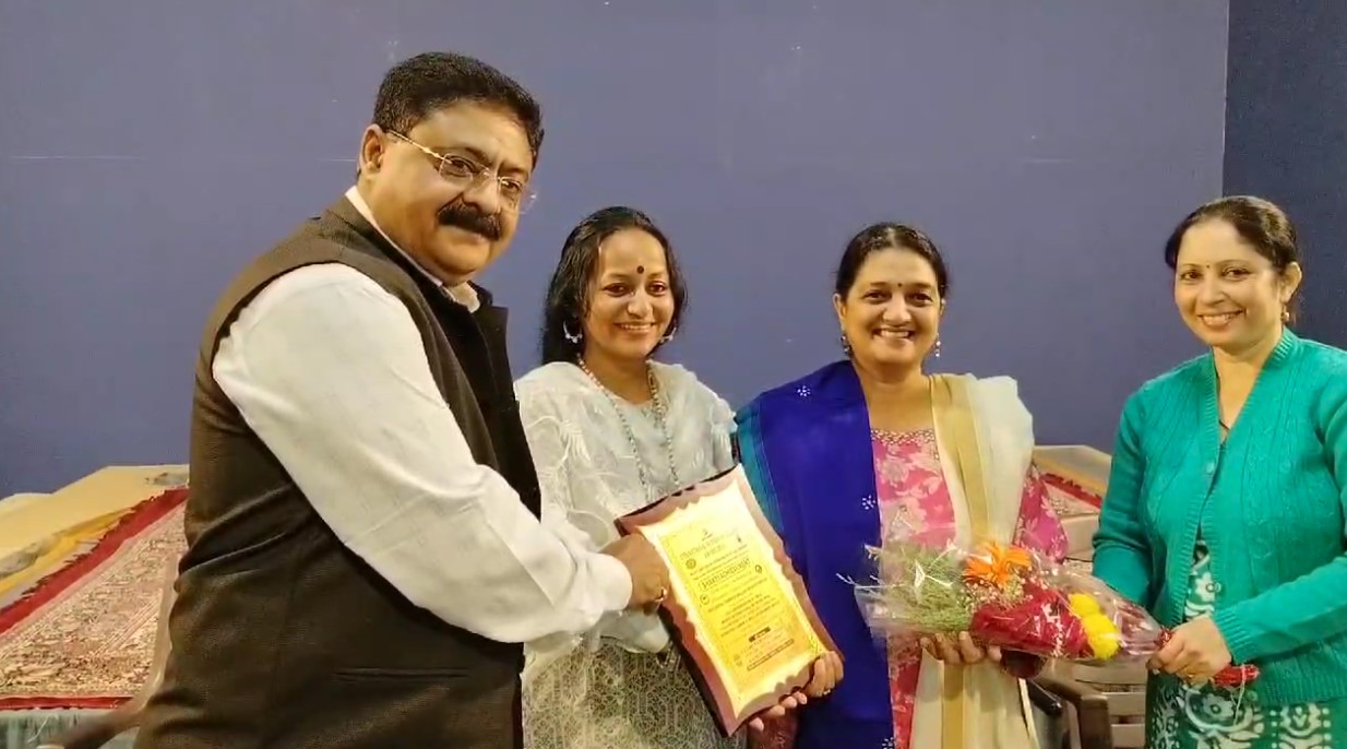ડિપાર્ટમેન્ટ ઓફ ડાન્સના ગૌરવ પુરસ્કૃત ડિપાર્ટમેન્ટના પ્રાધ્યાપિકાઓનું સન્માન