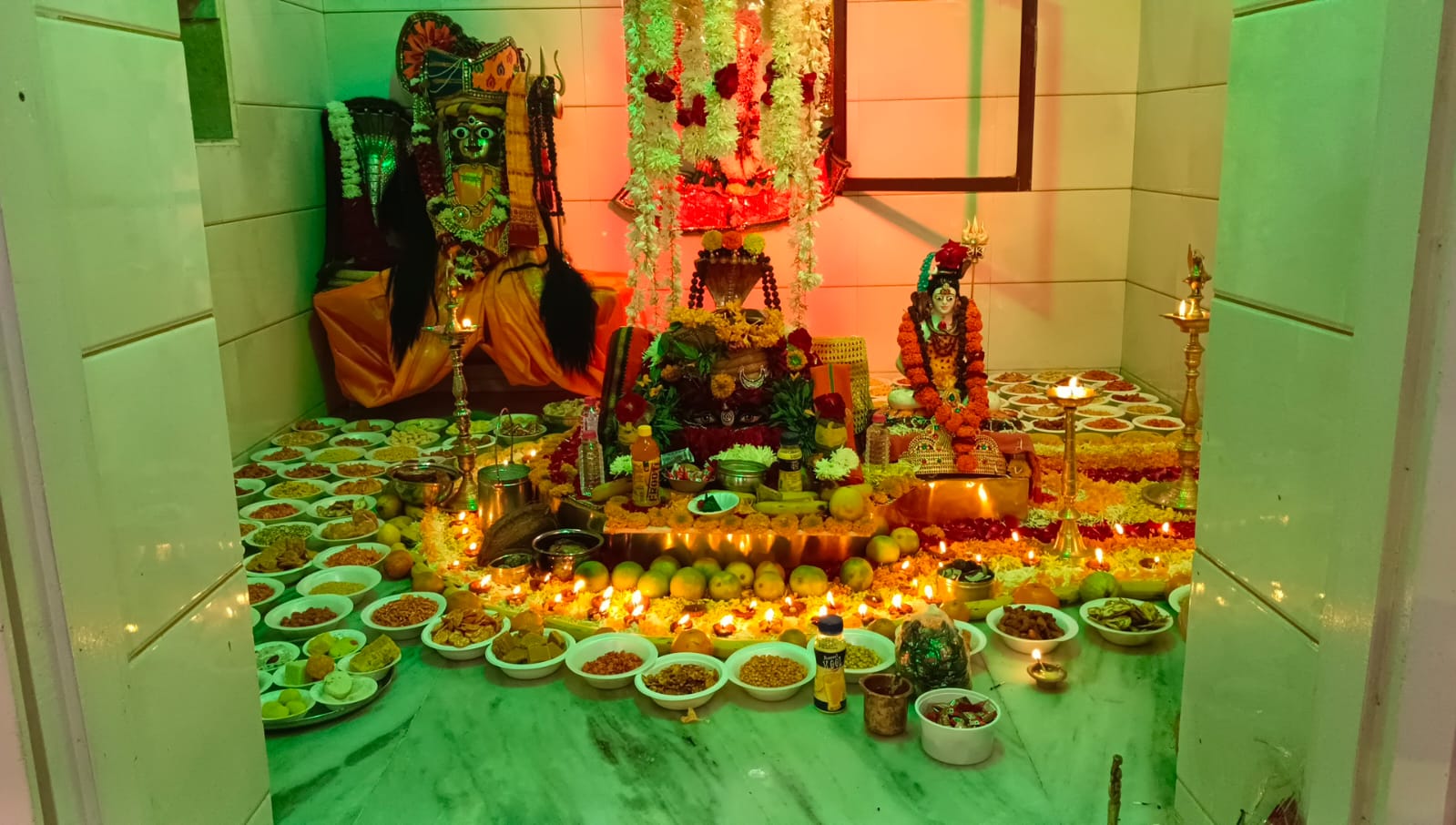 મણિનગર ઓમકારેશ્વર મહાદેવ મંદિરમાં અમાસ નિમિત્તે મહાદેવને સુવર્ણ શણગાર કરી અન્નકૂટ ધરાવવામાં આ