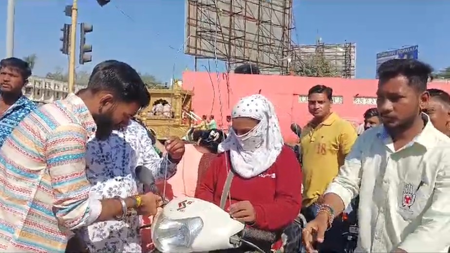 કોંગ્રેસ દ્વારા વાહન ચાલકોની ગાડીઓ પર સેફ્ટી ગાર્ડ લગાવવામાં આવ્યા