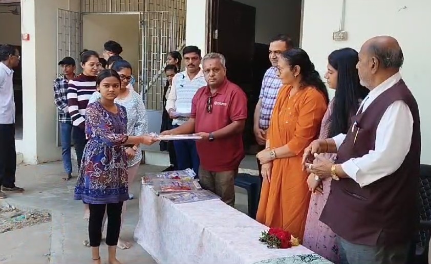 માંજલપુર શિવમ વિદ્યાલય ખાતે એક્ઝામ કીટ આપવામાં આવી 