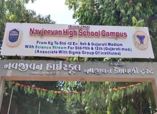 ક્લાસના શિક્ષિકાએ 15 થી 20 તમાચા ચોડી દીધા તેમજ પગમાં લાતો મારી