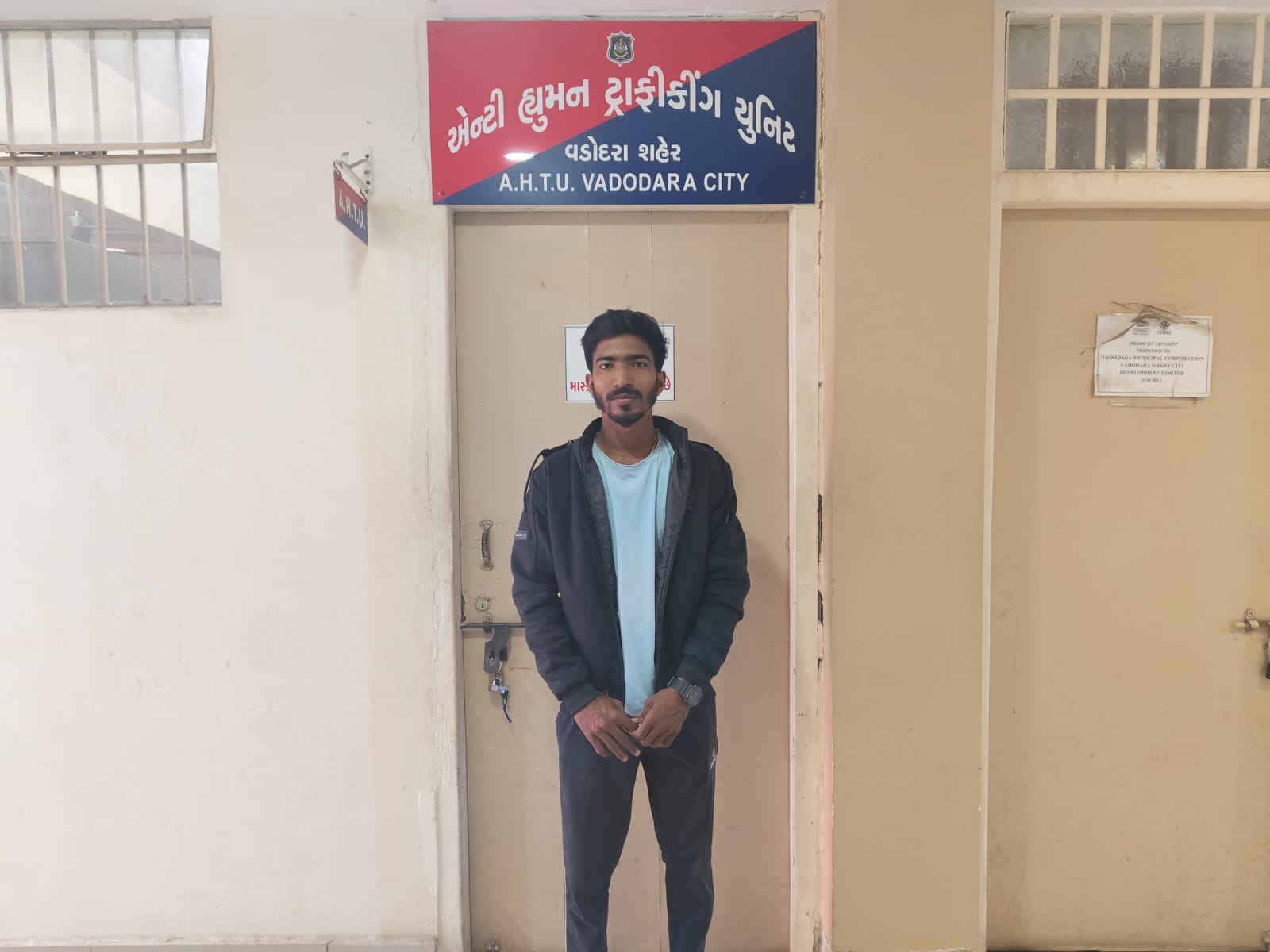 મકરપુરા બસ ડેપોમાં આવેલી દુકાનમાંથી બાળમજૂર મળ્યો 