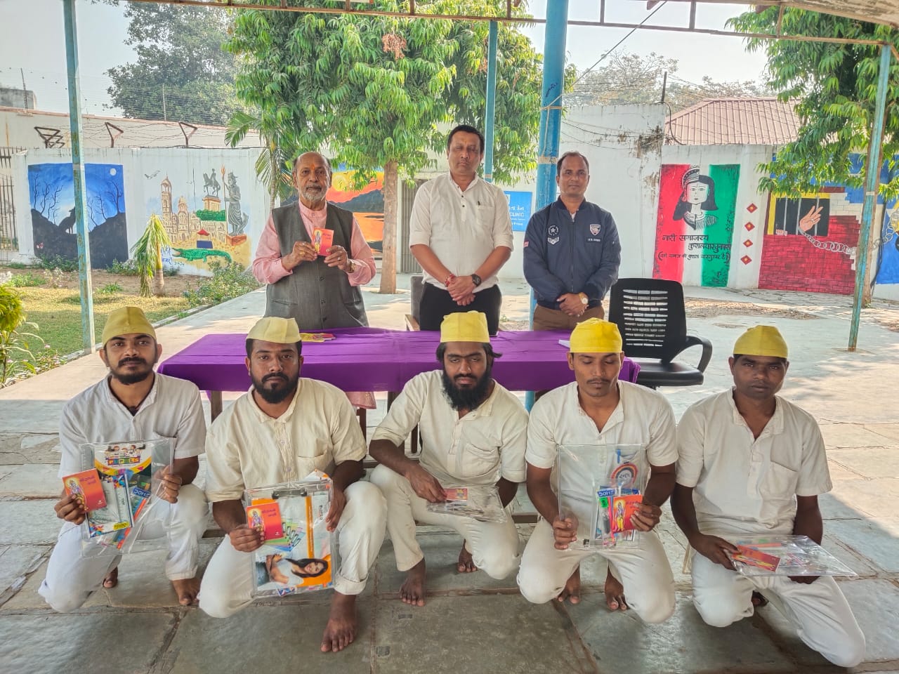 સેન્ટ્રલ જેલના પરીક્ષાર્થી કેદીઓને એક્ઝામ કીટનું અને સ્વામી વિવેકાનંદજીની પુસ્તિકાનું વિતરણ
