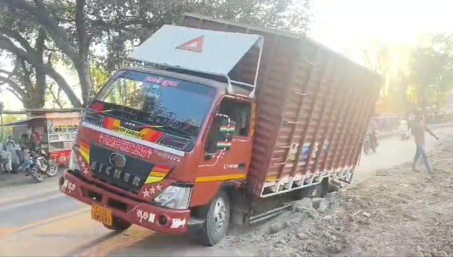 ખોદેલા ખાડામાં એક કન્ટેનર ફસાઈ ગયું