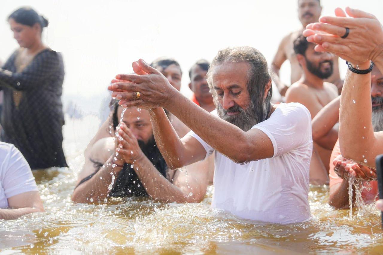 ગુરુદેવ રવિ શંકર પહોંચ્યા મહાકુંભ; વસંત પંચમી પર સંગમમાં કર્યું સ્નાન