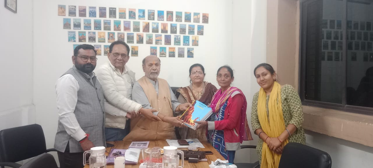 બાળ કલ્યાણ સમિતિએ બોર્ડની પરીક્ષાર્થી વિદ્યાર્થીનીને પરીક્ષા કીટ સુપ્રત કરી