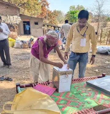 સશક્ત રાષ્ટ્ર માટે 85+ મતદારોનો જુસ્સો; 85થી વધુ ઉંમરના વડીલો અને દિવ્યાંગોએ ઘરે બેઠાં મતદાન કર્યું