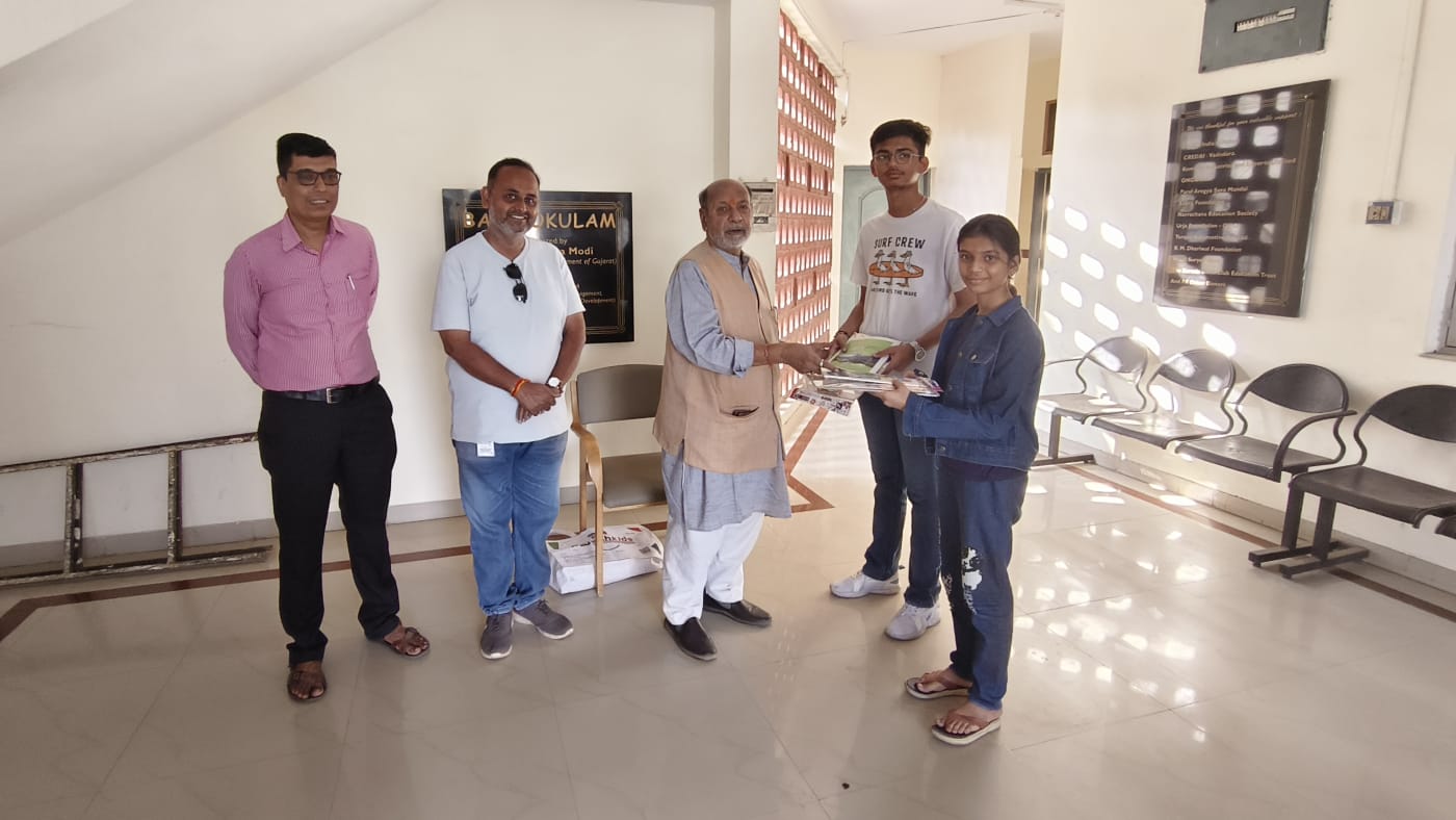 બ્રહ્મસમાજના બોર્ડના પરીક્ષાર્થીઓને એક્ઝામ કીટનું વિતરણ કરાયુ. 
