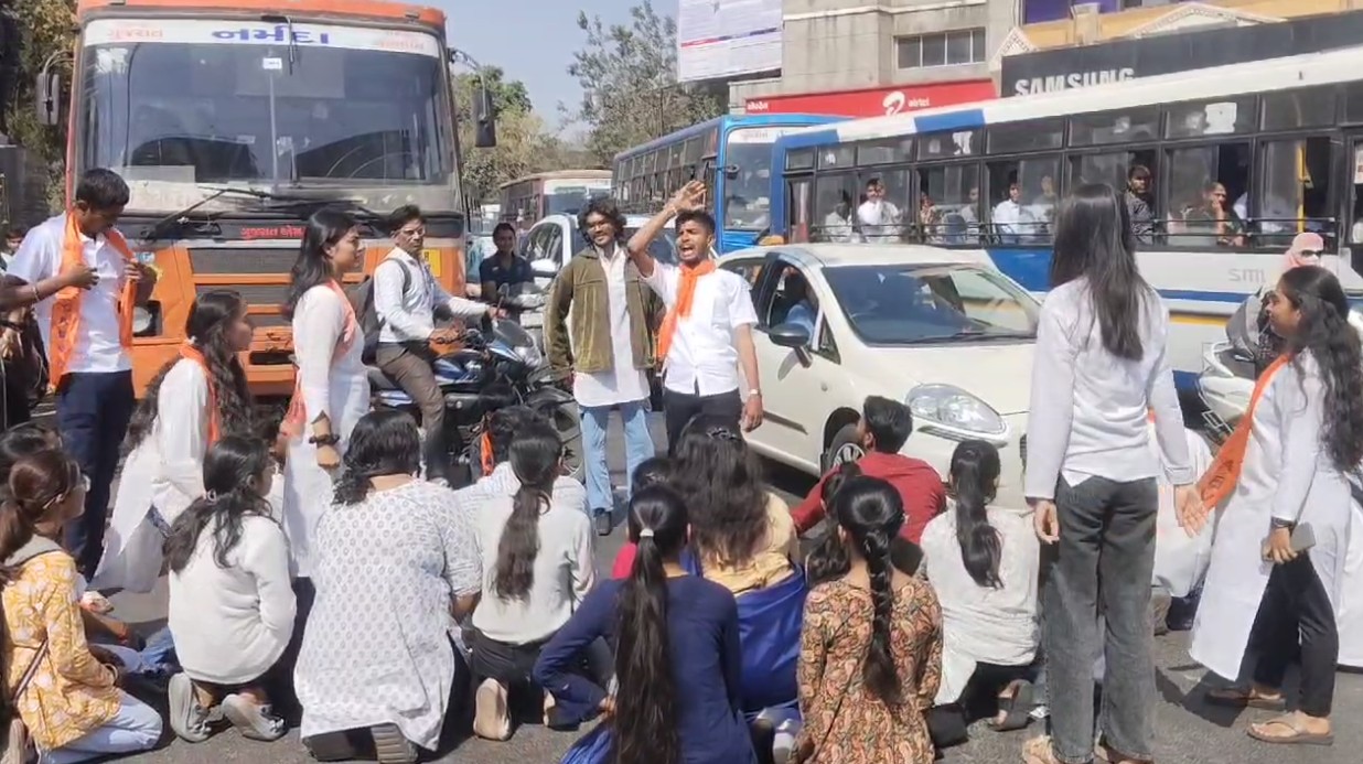 વડોદરા એબીવીપી દ્વારા ઉગ્ર આંદોલન : ફતેગંજ વિસ્તારમાં ચકકાજામ કરી વિરોધ પ્રદર્શન 