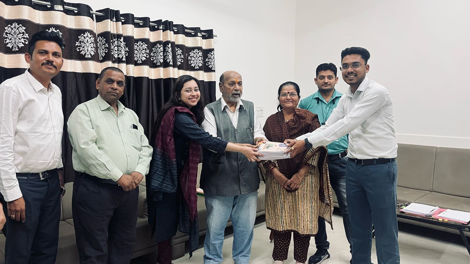 બાળ કલ્યાણ સમિતિ દ્વારા આગામી બોર્ડની પરીક્ષા માટે પરીક્ષાલક્ષી સાહિત્યનું વિતરણ 