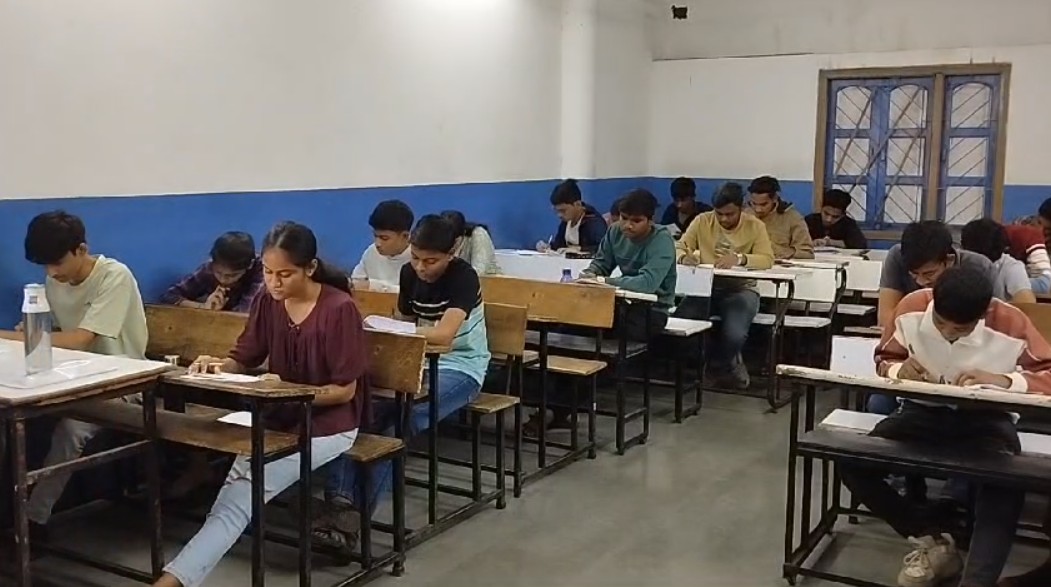 કોમ્પ્યુટર વિશેની પ્રી બોર્ડ પરીક્ષાનું લિટલ ફ્લાવર્સ સ્કૂલ ખાતે આયોજન 