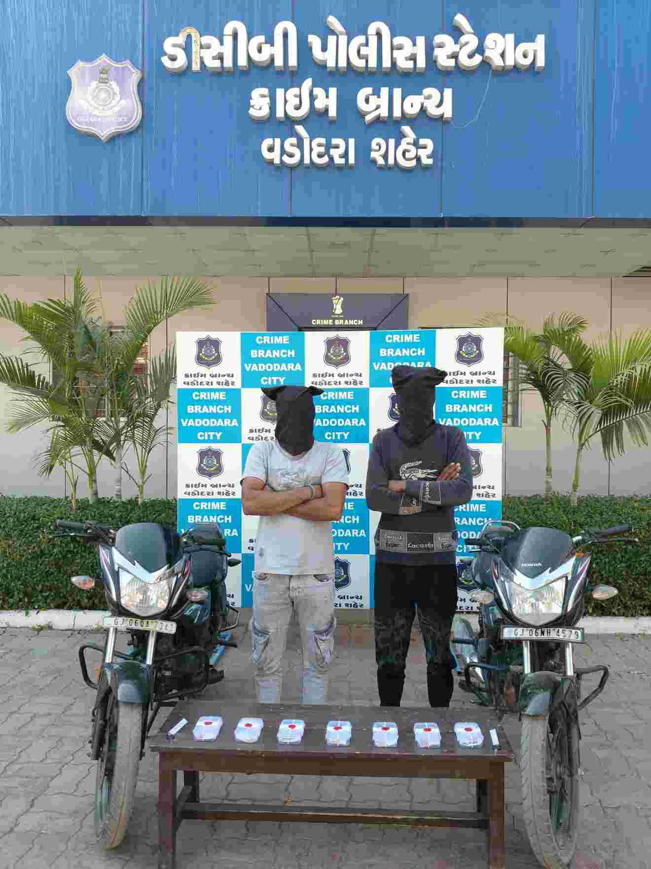 રાતના સમયે મહિલાઓના ગળામાંથી અછોડા તોડનારા 2 રીઢા અછોડાતોડ ઝડપાયા